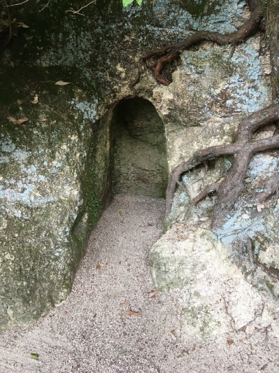 地蔵の穴じゃないか?…清盛塚の下、宮島水族館の手前の穴